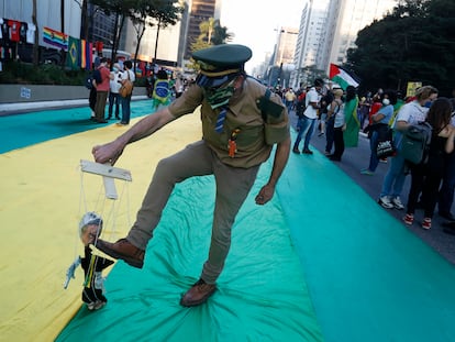 Um homem com um boneco representando o presidente Jair Bolsonaro durante os protestos do último sábado.