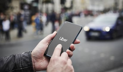 Un hombre utiliza la aplicación de Uber en Londres.