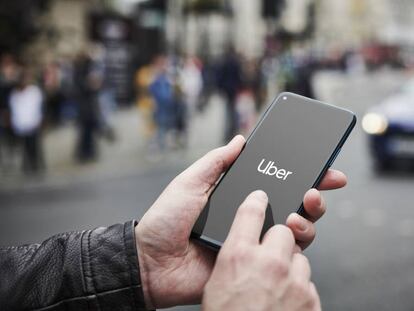 Un hombre utiliza la aplicación de Uber en Londres.