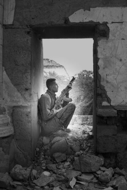 Soldado mercenario de Somalia entre escombros.