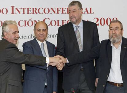 De izquierda a derecha, el presidente de la CEOE, Gerardo Díaz Ferrán, el presidente de CEPYME, Jesús Bárcenas, y los secretarios generales de CC OO, José María Fidalgo, y de UGT, Cándido Méndez