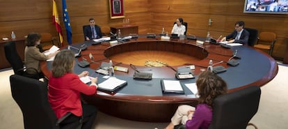 El presidente del Gobierno, Pedro Sánchez, el vicepresidente Pablo Iglesias, (3r), el ministro de Sanidad, Salvador Illa (1r), las vicepresidentas Carmen Calvo (1i) y Nadia Calviño (2i) y la ministra de Hacienda, Maria Jesús Montero (2r)ministra de , durante la reunión del Consejo de ministros extraordinario, que convalidará la cuarta prórroga del estado de alarma hasta el 23 de mayo, en Madrid (España), a 8 de mayo de 2020.
 08/05/2020 