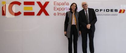 La ministra de Industria, Reyes Maroto, y el presidente de Cofides, José Luis Curbelo.