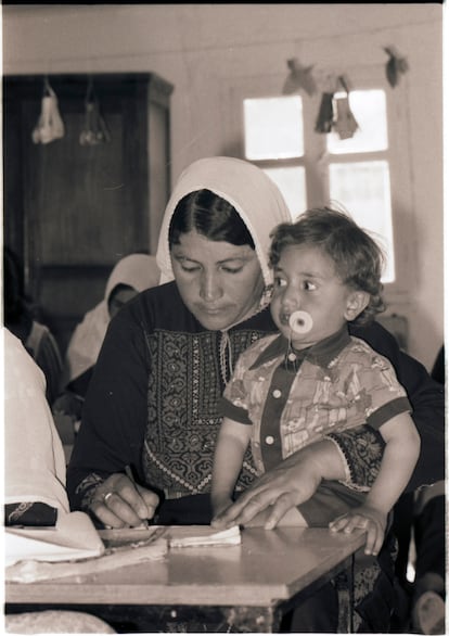 Una mujer y su hijo durante una clase de alfabetizacin, dcada de 1970. Imagen perteneciente a la The Emile Ashrawi Collection.