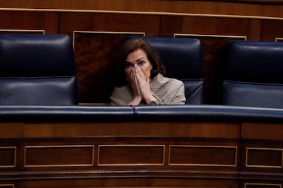 La vicepresidenta primera del Gobierno, Carmen Calvo, asiste desde su escaño al debate para la prórroga del estado de alarma.