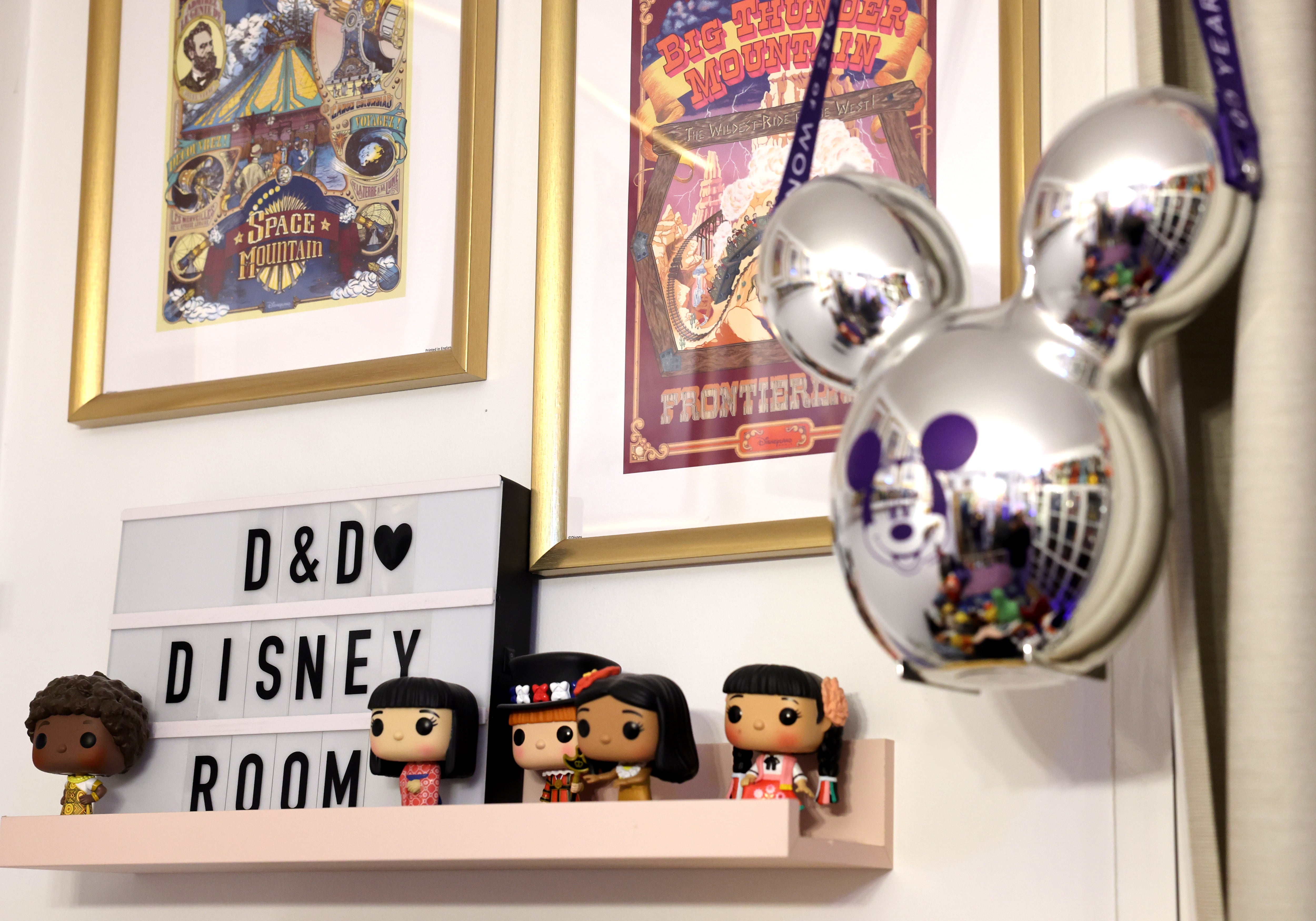 Objetos que el influencer del mundo Disney iDanny, colecciona en su casa de Parla. 