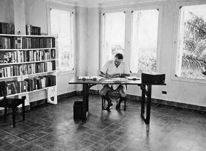 Hemingway en su estudio de la Torre Blanca, Cuba, 1952