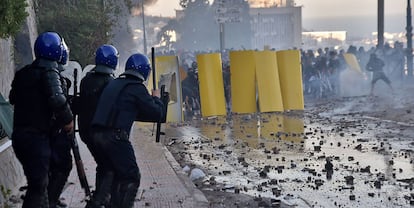 Manifestantes y policías se enfrentan durante las protestas.