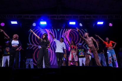 Artistas cantan y bailan en el festival Vibra Urabá, en Apartado, el 25 de julio.