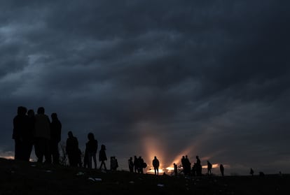 Un grupo de migrantes y refugiados espera a cruzar en Edirne, en Turquía, a Grecia el pasado 4 de marzo.