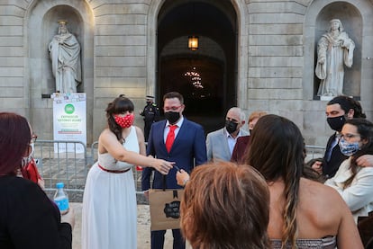 Una pareja de recién casados ante el Ayuntamiento de Barcelona.