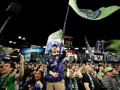 Seguidores del Seattle Sounders, durante el partido de vuelta de la final de la Liga de Campeones de Concacaf, el 4 de mayo de 2022, en Seattle, Estados Unidos.