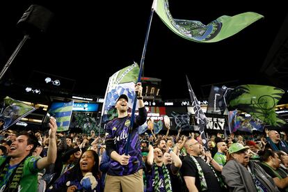 Seguidores del Seattle Sounders, durante el partido de vuelta de la final de la Liga de Campeones de Concacaf, el 4 de mayo de 2022, en Seattle, Estados Unidos.