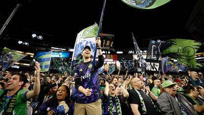 Seguidores del Seattle Sounders, durante el partido de vuelta de la final de la Liga de Campeones de Concacaf, el 4 de mayo de 2022, en Seattle, Estados Unidos.