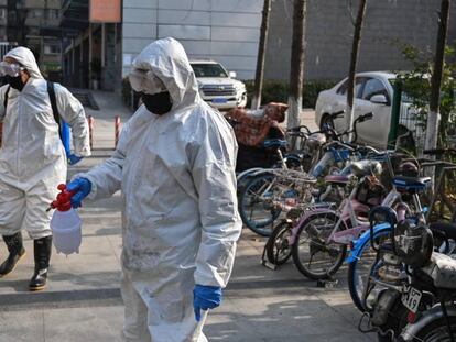 Operarios desinfectan un área en la ciudad de Wuhan. 