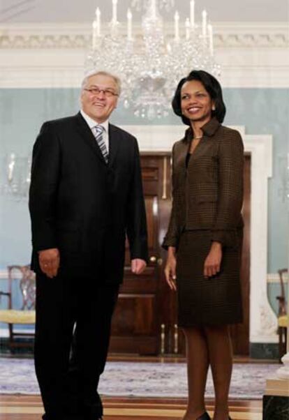 El ministro alemán de Exteriores, Frank Walter Steinmeier, y la secretaria de Estado de EE UU, Condoleezza Rice, ayer en Washington.