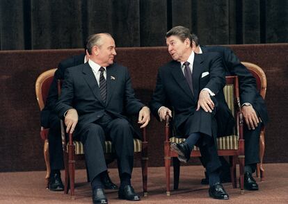 El líder de la URSS, Mijaíl Gorbachov, y el presidente estadounidense, Ronald Reagan, también se reunieron en Ginebra, en una cumbre que duró dos días, en noviembre de 1985.