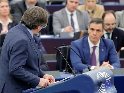 Carles Puigdemont se dirige al presidente del Gobierno, Pedro Sánchez, durante su intervención en el pleno del Parlamento Europeo en Estrasburgo.