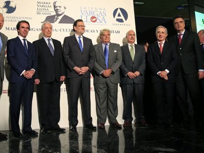 El presidente del Gobierno en funciones, Mariano Rajoy, junto al expresidente de Chile, Sebasti&aacute;n Pi&ntilde;era; el ministro de Exteriores espa&ntilde;ol, Jos&eacute; Manuel Garc&iacute;a-Margallo, el expresidente del Gobierno, Jos&eacute; Mar&iacute;a Aznar, el escritor Mario Vargas LLosa, y los expresidente de Uruguay; Luis Alberto Lacalle, los expresidentes de Colombia; Andr&eacute;s Pastrana y &Aacute;lvaro Uribe, y el director general de la Casa de Am&eacute;rica, Santiago Miralles.