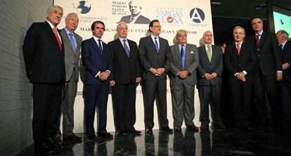 El presidente del Gobierno en funciones, Mariano Rajoy, junto al expresidente de Chile, Sebastián Piñera; el ministro de Exteriores español, José Manuel García-Margallo, el expresidente del Gobierno, José María Aznar, el escritor Mario Vargas LLosa, y los expresidente de Uruguay; Luis Alberto Lacalle, los expresidentes de Colombia; Andrés Pastrana y Álvaro Uribe, y el director general de la Casa de América, Santiago Miralles.