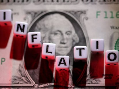 Letras de inflación encima de un billete de dólar.