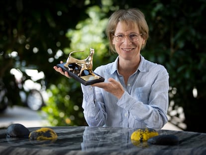 Kelly Reichardt posando este viernes 12 de agosto con el Pardo d’onore a toda su carrera de la 75 edición del festival de Locarno.