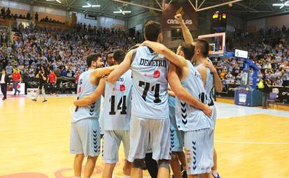 Los jugadores del Breogán celebran un triunfo ante su público.