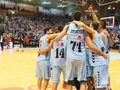 Los jugadores del Breogán celebran un triunfo ante su público.