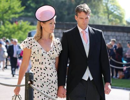 Edwina Louise Grosvenor (izquierda) y Dan Snow llegan a la capilla de San Jorge.