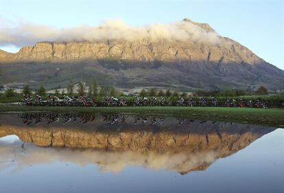 Tercera etapa de la Absa Cape Epic, una carrera que atrae a los mejores ciclistas del mundo, en Ciudad del Cabo, Sudáfrica.