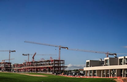 Las grúas no para en la ampliación de la Finca. En la imagen, a la derecha, La Finca Garden (92 viviendas); a la izquierda, Sky Villas (en construcción, con 96 casas). Todas ellas dan al campo de golf.