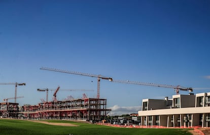 Las grúas no para en la ampliación de la Finca. En la imagen, a la derecha, La Finca Garden (92 viviendas); a la izquierda,  Sky Villas (en construcción, con 96 casas). Todas ellas dan al campo de golf. 