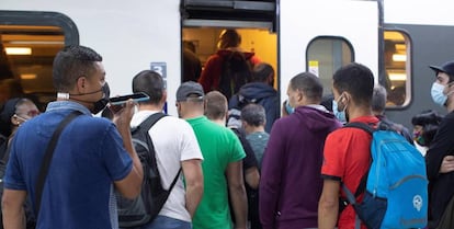 Usuarios de Renfe suben a un tren en la estación de Sants de Barcelona.