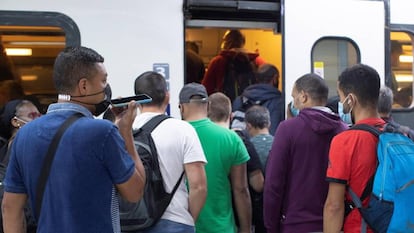 Usuarios de Renfe suben a un tren en la estación de Sants de Barcelona.