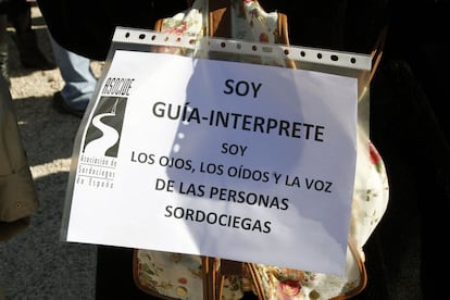 El colectivo de sordociegos, uno de los más vulnerables dentro de las personas con discapacidad, reclama la necesidad de más guías-intérpretes que les ayuden a integrarse a la sociedad