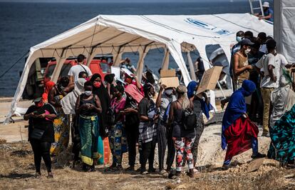 Refugiadas de Moria, cerca de Mitilene, el pasado jueves.