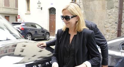 La infanta Cristina llega a su casa en Ginebra.