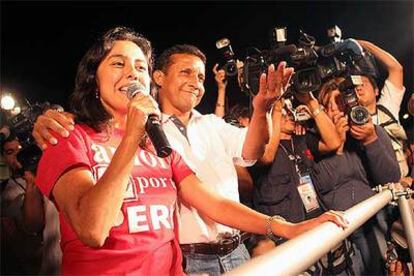 Ollanta Humala y su esposa, Nadine Heredia, saludan a un grupo de simpatizantes el domingo en Lima.