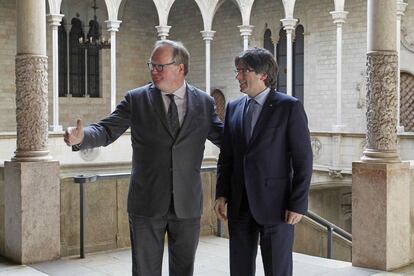 Carles Puigdemont amb el president del Partit Liberal Demòcrata Europeu, Hans van Baalen.