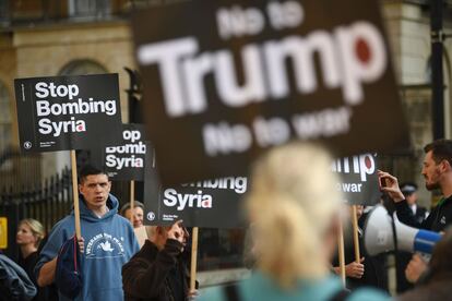 Manifestantes muestran pancartas durante una protesta contra la decisión de Donald Trump de bombardear Siria, en Londres (Reino Unido).