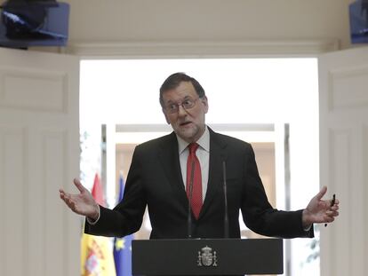El plasma oficial está averiado, pero no hace falta explicarlo: el gesto del presidente del Gobierno ya lo dice todo.