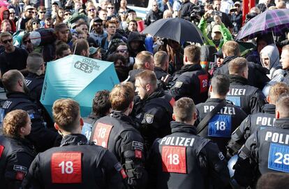 Los activistas caminan entre la policía alemana a su llegada a Hamburgo. 