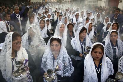 Decenas de mujeres queman incienso, el pasado Viernes Santo, durante una procesión celebrada en honor del "Señor de los Milagros ", patrón de Lima, Perú .