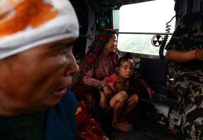 Aldeanos tras ser evacuados por un helicóptero del Ejército Indio en Lapu (Nepal), el 28 de abril de 2015.