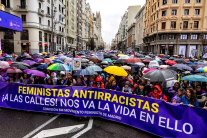 Centenares de manifestantes a su paso por la Gran vía de Madrid, este sábado.  