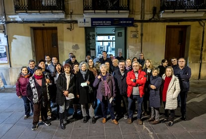 Inquilinos de Aumsa la tarde del martes junto a la asociación de vecinos Velluters, donde se celebró la asamblea.