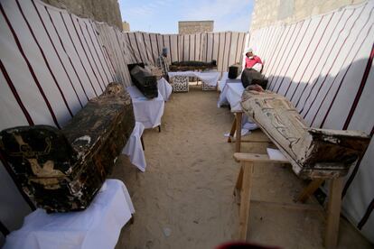 Ataúdes encontrados en la necrópolis de Saqqara. También se ha descubierto una lujosa capilla que alcanza una profundidad de 24 metros bajo el nivel del suelo. Aunque aún no se ha localizado la cámara sepulcral con la que estaría conectada.