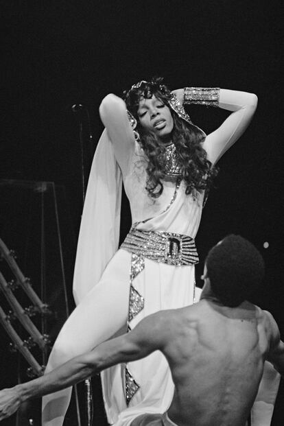 Donna Summer junto a un bailarín interpretando ‘Love to love you baby’.