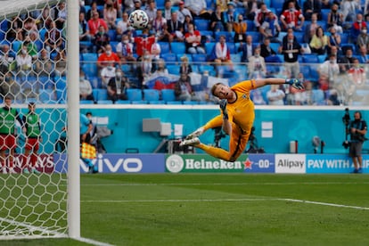 El portero finés Lucas Hradecky, en la acción del gol de Rusia.