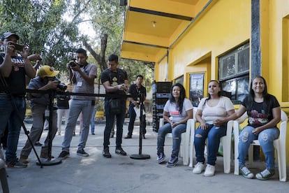 Alba Lorena Rodríguez, Cinthia Marcela Rodríguez y María del Tránsito Orellana fueron liberadas de la cárcel de mujeres de Ilopango tras pasar entre nueve y 11 años condenadas por homicidio agravado tras sufrir abortos. La imagen es del pasado 7 de marzo en Ilopango (El Salvador).